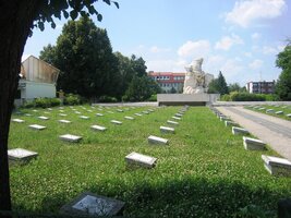 a záhy vyrazili kolem pietního pole