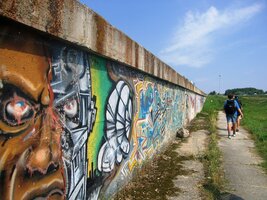 Za Velkou pevností je soutok Váhu s Dunajem