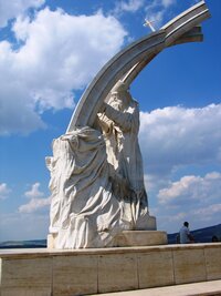 Na ochozu nahoře je tento pomník