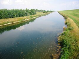 kde je ještě třeba přejít po mostě přes kanál starý