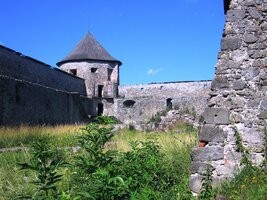 Je to čtverec o straně skoro sto metrů