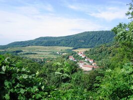 Cestou k místnímu hradu jsou výhledy do kraje