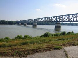 Konečně komárenský železniční most