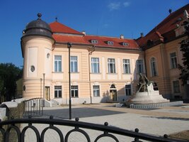 Jdeme od přístavu k župnímu paláci