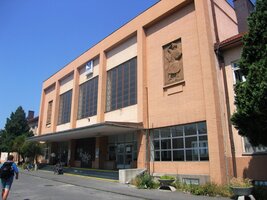 až k autobusovému a vlakovému nádraží