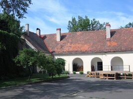 Po hradu však ani potuchy, toto je zámek = kaštiel,