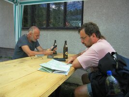 a rychle spěchali do stínu k chladivému moku