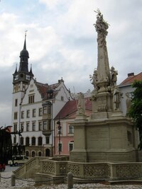 s novorenesanční radnicí, morovým sloupem a kašnou