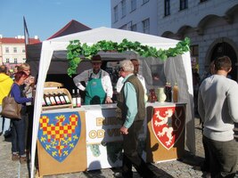 Ulice a náměstí jsou plná stánků,