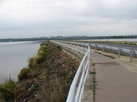 Vede přes ní hráz a silnice