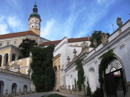 Nad zdmi se sochami ční obrovská masa baroka