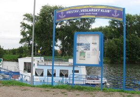 Kousek za hřbitovem je přístaviště lodí