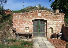 Vlevo vinné sklípky