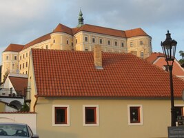 Městu zde vévodí rozlehlý zámek