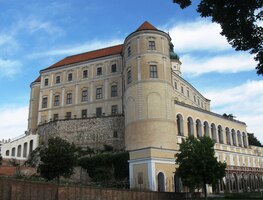 Zámek je vzdušný, ale z jiné strany zase masivní