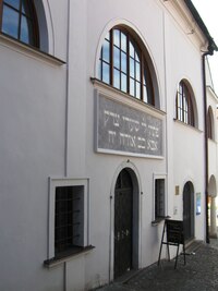 s obnovenou synagogou