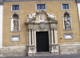 V opozici katedrály je rektorát univerzity,