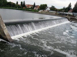 Toto je splav na plavebním kanálu,