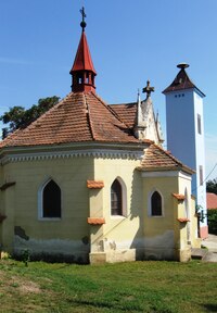 Za bizarním kostelíčkem stojí hasičská věž