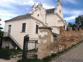 a zde obřadní síň židovského hřbitova