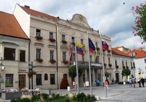 Vlajky před radnicí to už jen potvrzují