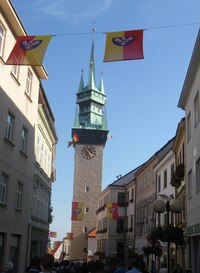 Městu vévodí zvláštní věž