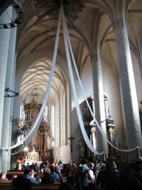 Není divu, je dnes svátečně vyšňořen