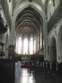 s vysokými gotickými klenbami