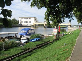 výletních lodí, hausbótů, pramic a veslic