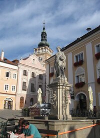 Okolo kašny se sochou Hojnosti