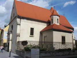a tím méně podle kostela sv.Heleny