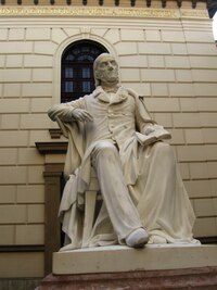 za kterou "vartuje" důstojný pán