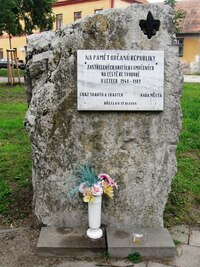 a pomník s připomínkou nedávného zla