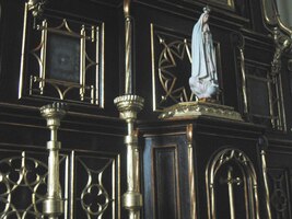 mobiliář působí ponuře,