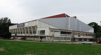 Za zámkem je zimní stadion,