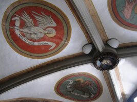 ale stropy jsou barevné a skoro světské