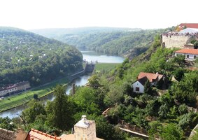 Jsou tu krásné pohledy do údolí Dyje,