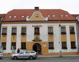 popovídal si s lidmi na radnici,