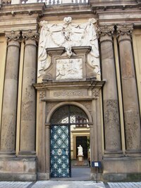 Začínám u této nenápadné brány,