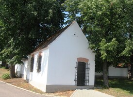 a dále za kapličkou