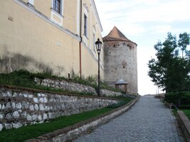 a dalšími zbytky opevnění města v okolí