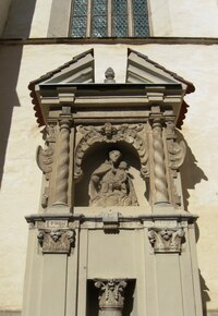 do kterého se hrnou davy lidí