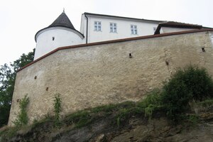 která mě zavezla až pod hradní opevnění