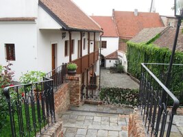 s na první pohled prostým dvorkem