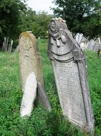 množství různorodých náhrobků