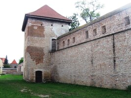 s mnoha baštami různých tvarů