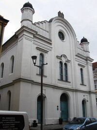 Stojí hned vedle synagogy
