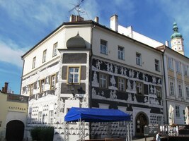 V opozici stojí dům U Rytíře s krásnými sgrafity,