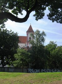 a mířím k této na pohled nenápadné věži