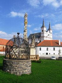 k nádherné scenérii v obci Drnholec